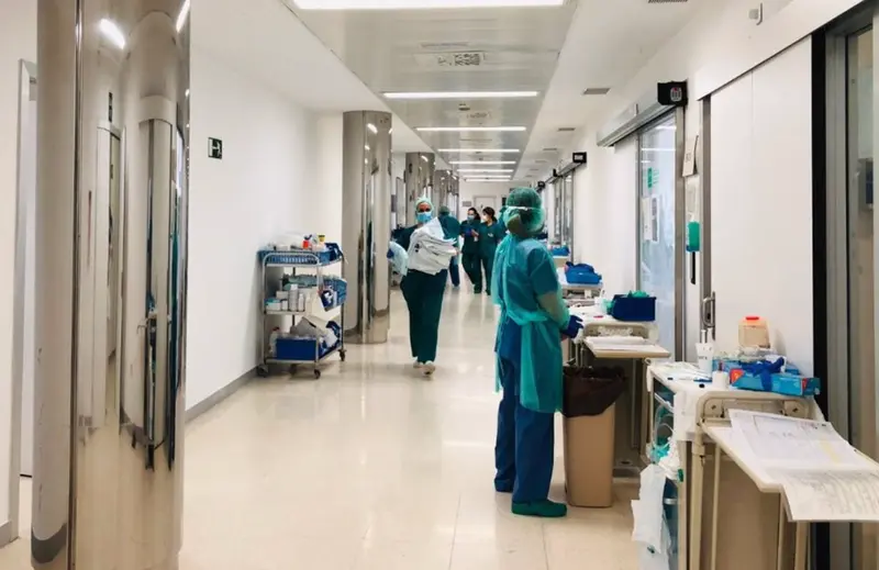  Profesionales sanitarios en el Hospital Cl&iacute;nico Virgen de la Victoria de M&aacute;laga (Foto de archivo). - JUNTA DE ANDALUC&Iacute;A - Archivo 