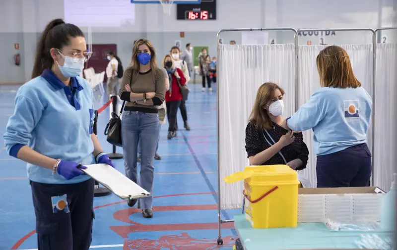  Administraci&oacute;n de la vacuna contra la COVID-19 de AstraZeneca en el pabell&oacute;n SADUS Sevilla (Andaluc&iacute;a, Espa&ntilde;a). - Mar&iacute;a Jos&eacute; L&oacute;pez - Europa Press 