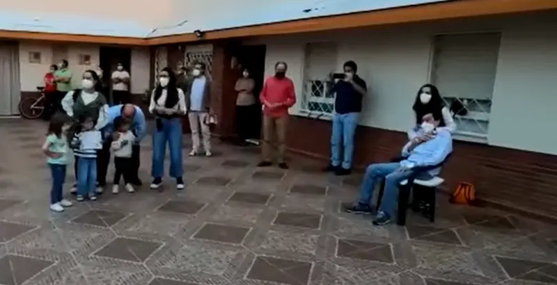  Imagen del video del recibimiento de Lu&iacute;s 