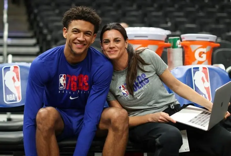  Lorena Torres al lado del jugador de los Sixers, Matisse Thybulle 