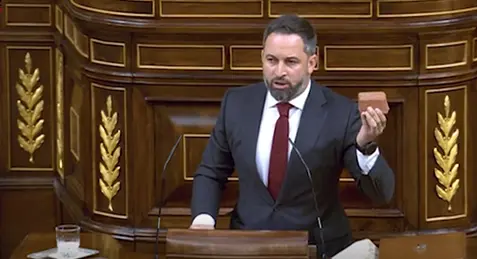  Abascal muestra el adoqu&iacute;n al que hace referencia en la sesi&oacute;n de este mi&eacute;rcoles del en el Congreso de los Diputados. // EP 