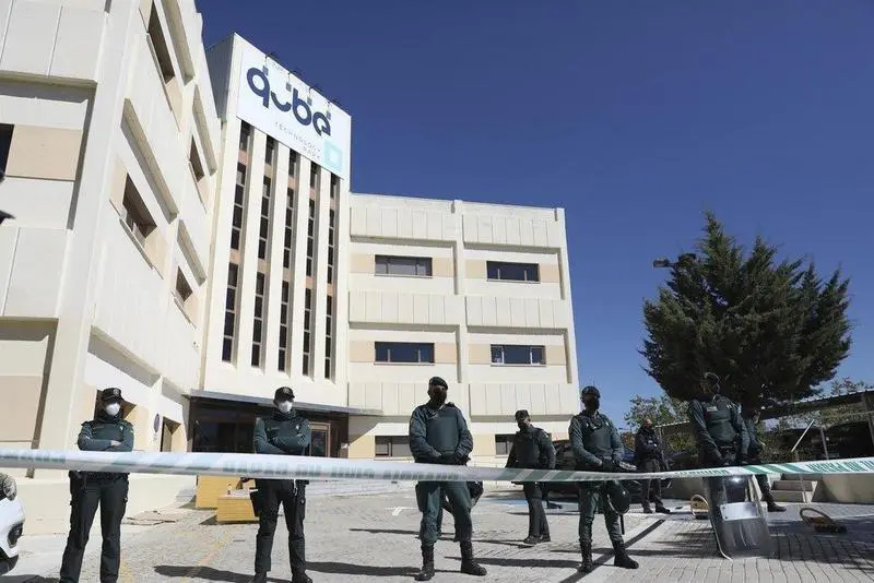  Varios guardias civiles frente a las instalaciones del laboratorio Vivotecnia, este lunes, en Tres Cantos (Madrid) - Marta Fern&aacute;ndez Jara - Europa Press 