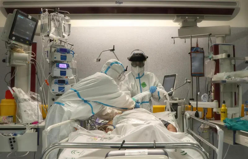  Archivo - Facultativos atienden a un paciente con Covid-19, foto de archivo - JUNTA DE ANDALUC&Iacute;A - Archivo 