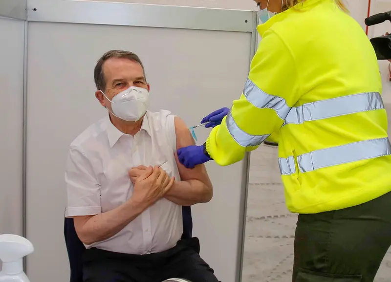  El alcalde de Vigo, Abel Caballero, recibe la primera dosis de la vacuna contra el Covid-19, a 18 de abril de 2021, en Vigo, Galicia (Espa&ntilde;a). Caballero ha recibido este domingo la primera dosis en el Instituto Ferial de Vigo (Ifevi), tras ser citado por - Marta V&aacute;zquez Rodr&iacute;guez - Europa Press 