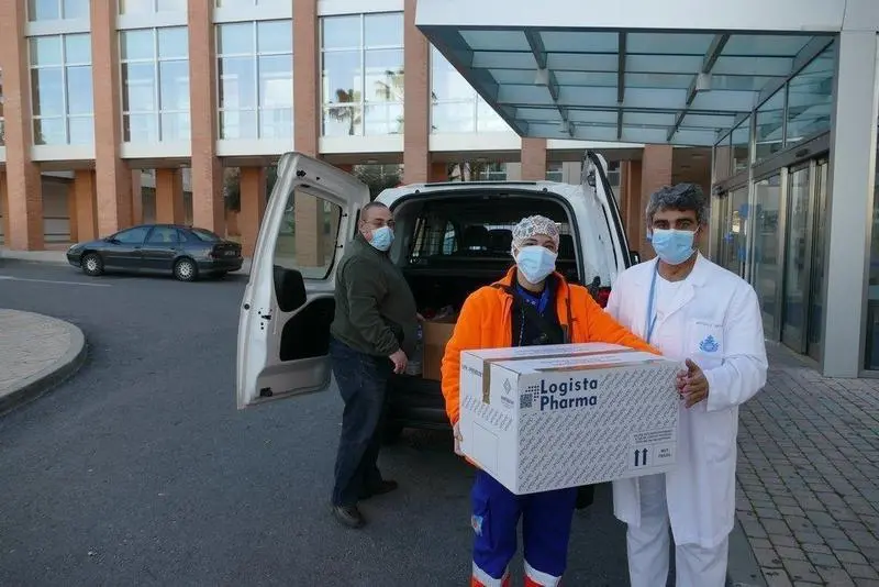  Recepci&oacute;n de las primeras vacunas a las puertas del centro 