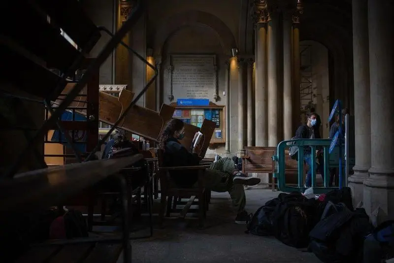  Barricada instalada por el Sepc para bloquear el acceso al edificio hist&oacute;rico de la UB. EP 