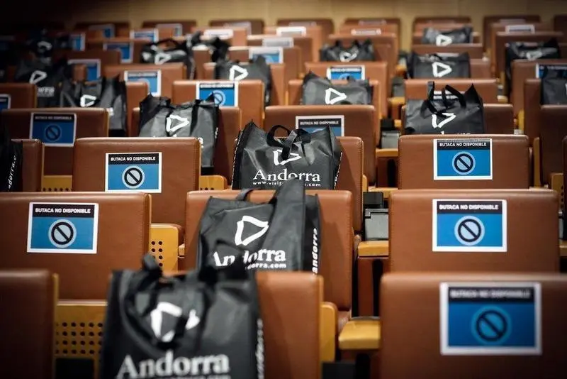  El Patio De Butacas de la Sala Donde Se Celebran Los Paneles, Con Los Carteles Indicando Cuales Usar O No Para Mantener Las Distancias 