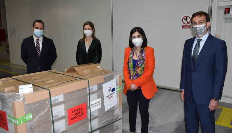  La Ministra De Sanidad, Carolina Darias, Junto A La Directora De La AEMPS, Mar&iacute;a Jes&uacute;s Lamas, Ha Recibido Este Martes Por La Noche Las Primeras 146.000 Dosis De Janssen, Que Se Distribuir&aacute;n A Partir De Ma&ntilde;ana A Las Comunidades Aut&oacute;nomas. - SANIDAD 