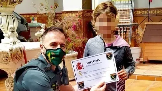  Alba, la ni&ntilde;a de 7 a&ntilde;os, premiada. Visto en Twitter: @guardiacivil 