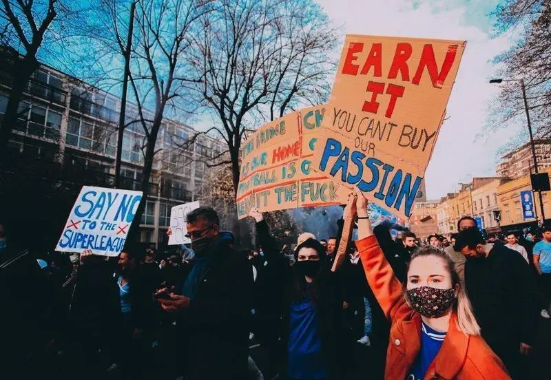  Aficionados del Chelsea en las protestas de este martes en los aleda&ntilde;os de Stamford Bridge contra la Superliga. Twitter 