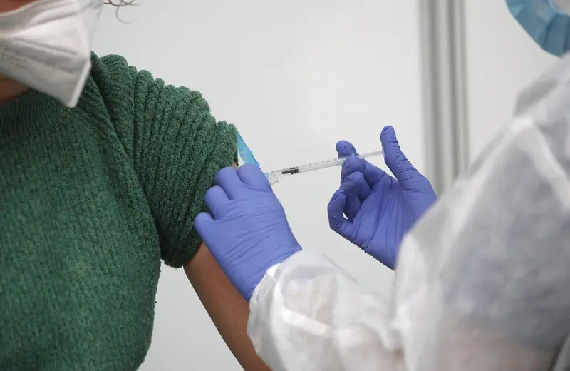  Un empleada sanitaria suministra la vacuna contra la Covid-19. - Isaac Buj - Europa Press 