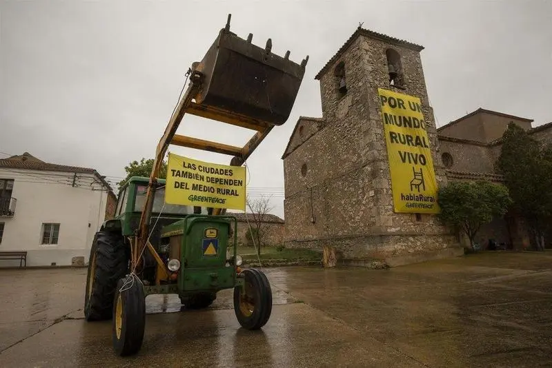 22/04/2021. Castej&oacute;n Del Campo, Espa&ntilde;a. Greenpeace Despliega Una Pancarta Gigante En El Campanario De La Iglesia De Castej&oacute;n Del Campo (Soria) Con El Mensaje "Por Un Mundo Rural Vivo". - PABLO BL&Aacute;ZQUEZ 