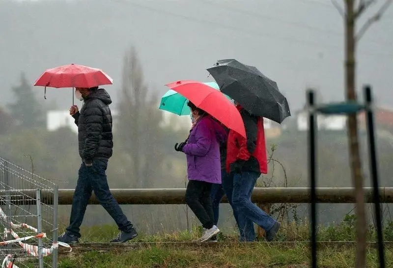  Archivo - Varias personas se refugian con un paraguas de la lluvia en Vitoria, Pa&iacute;s Vasco (Espa&ntilde;a), a 19 de marzo de 2021. Para la jornada de hoy, est&aacute; activado el aviso amarillo por debajo de los 1.000 metros y habr&aacute; precipitaciones d&eacute;biles moderadas. La - Pablo Gonz&aacute;lez - Europa Press - Archivo 