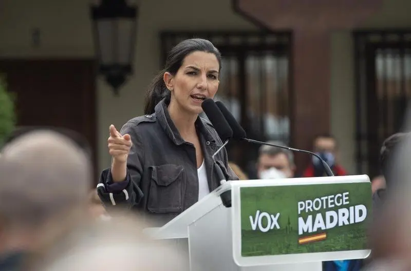 La candidata de Vox a la Presidencia de la Comunidad de Madrid, Roc&iacute;o Monasterio, durante un acto de precampa&ntilde;a en la plaza de la Constituci&oacute;n del Ayuntamiento de Pinto. - Alberto Ortega - Europa Press 