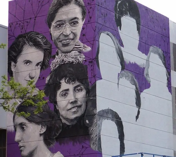  Mural feminista de 84 metros que la artista Eva Mena realiza en el pabell&oacute;n Fernando Mart&iacute;n de Fuenlabrada - AYUNTAMIENTO DE FUENLABRADA 