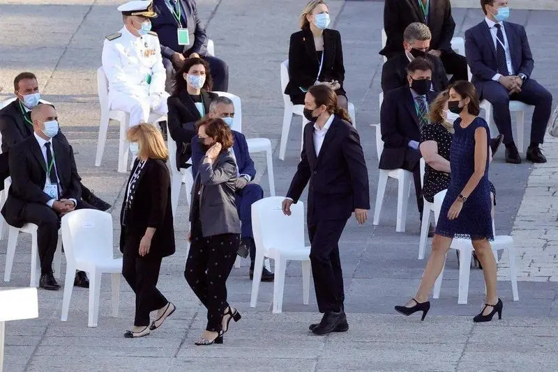  Archivo - Los vicepresidentes del Gobierno, Carmen Calvo (2i) y Pablo Iglesias (2d) junto a la ministra de Industria, Comercio y Turismo, Reyes Maroto (1d) durante el homenaje de Estado a las v&iacute;ctimas de la pandemia de coronavirus 