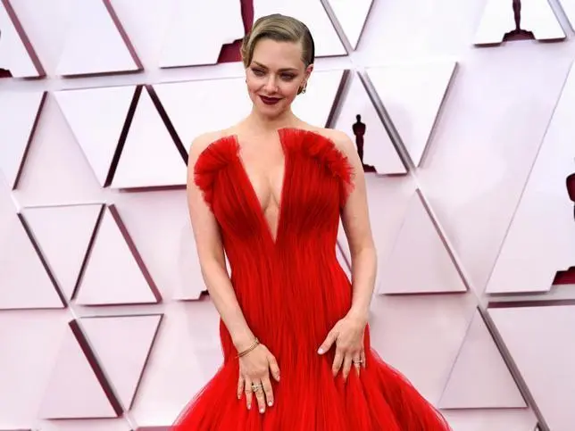 premios-oscar-2021-vestidos-alfombra-roja-fotos-todos-los-looks-famosas-amanda-seyfried4-kOmE-U140171451213JP-644x483@MujerHoy