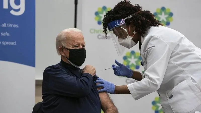  Joe Biden siendo vacunado 
