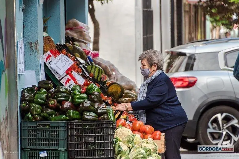  Mujer comprando en una frutería / Pilar Gázquez. 