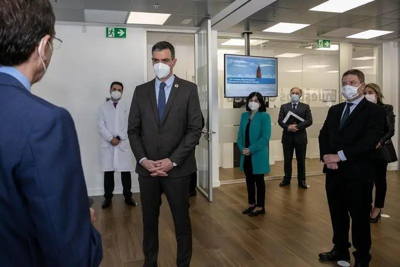  El presidente del Gobierno, Pedro S&aacute;nchez, visita las instalaciones de Janssen en Toledo 