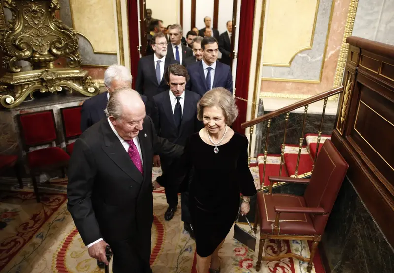  El rey em&eacute;rito don Juan Carlos I y la reina consorte em&eacute;rita do&ntilde;a Sof&iacute;a entran en el acto conmemorativo del 40&ordm; aniversario de la Constituci&oacute;n de 1978 en el Congreso. - Eduardo Parra - Europa Press - Archivo 