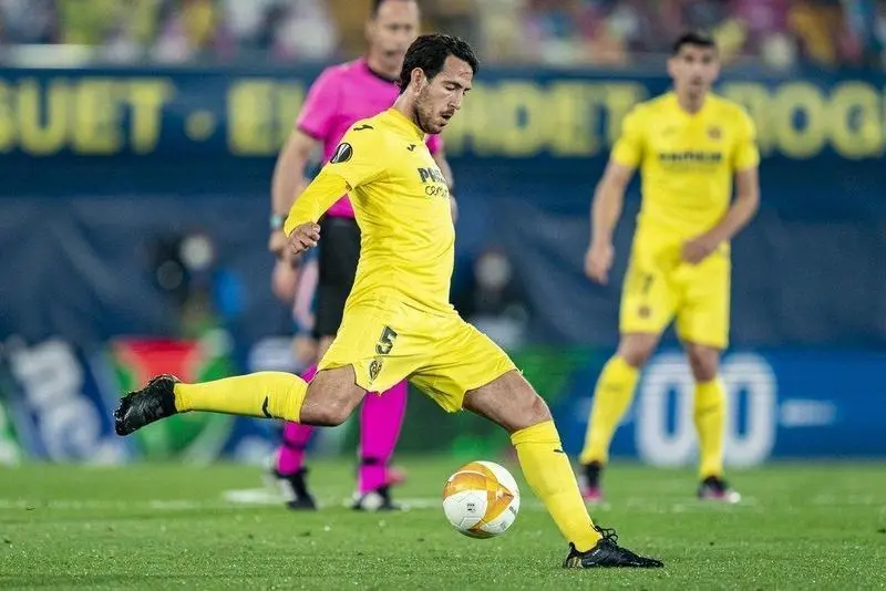  Dani Parejo chutando el bal&oacute;n en el Villarreal-Arsenal 
