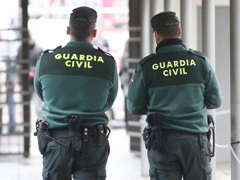  Agentes de Guardia Civil. 