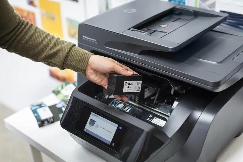  Archivo - Cartucho de tinta en una impresora HP - HP - Archivo 