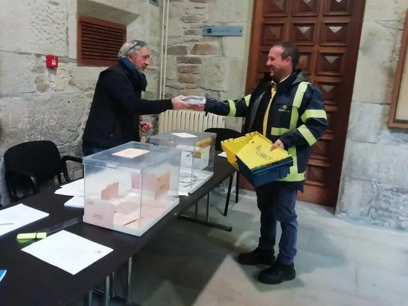  Trabajador de Correos entregando los votos en una mesa electoral en las elecciones generales del #10N. 