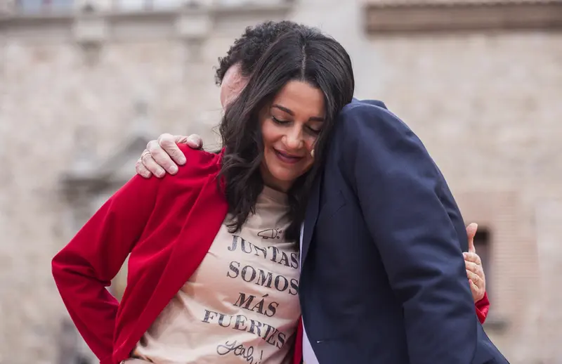  La presidenta de Ciudadanos, In&eacute;s Arrimadas y el candidato de Cs a la Presidencia de la Comunidad de Madrid, Edmundo Bal, en el &uacute;ltimo acto de campa&ntilde;a, en la Plaza de la Villa de Madrid. - Alejandro Mart&iacute;nez V&eacute;lez - Europa Press 