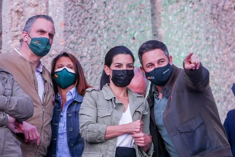  El portavoz de Vox en el Ayuntamiento de Madrid, Javier Ortega Smith (1i); la candidata de Vox a la Presidencia de la Comunidad de Madrid, Roc&iacute;o Monasterio (3i), y el l&iacute;der de la formaci&oacute;n, Santiago Abascal&nbsp;- Ricardo Rubio - Europa Press 