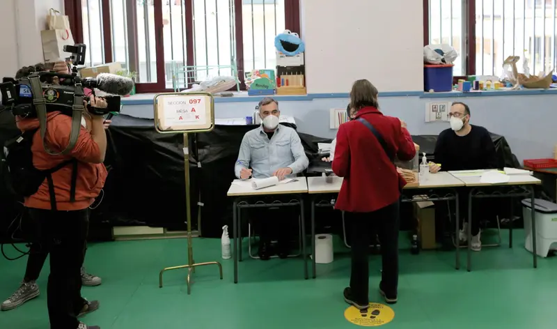  Una mujer acude a votar durante la &uacute;ltima hora de la jornada, en el Colegio Pi i Margall - C&eacute;zaro De Luca - Europa Press 
