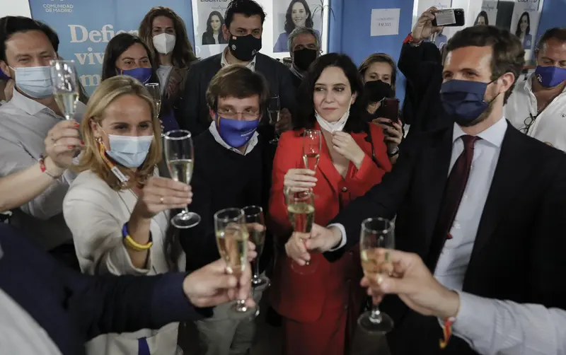  (I-D) El alcalde de Marid, Jos&eacute; Luis Mart&iacute;nez-Almeida; la presidenta de la Comunidad de Madrid y candidata a la reelecci&oacute;n por el PP, Isabel D&iacute;az Ayuso; y el l&iacute;der del PP, Pablo Casado, brindan para celebrar los resultados - Jes&uacute;s Hell&iacute;n - Europa Press 