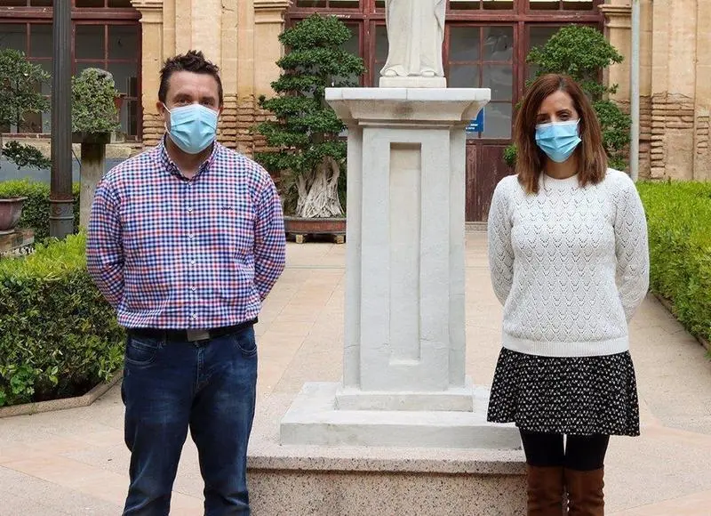  Los investigadores Horacio P&eacute;rez S&aacute;nchez, del Grupo de Investigaci&oacute;n BIO-HPC de la UCAM, e Irene Mart&iacute;nez Mart&iacute;nez, del Instituto Murciano de Investigaci&oacute;n Biosanitaria (IMIB). - UCAM 