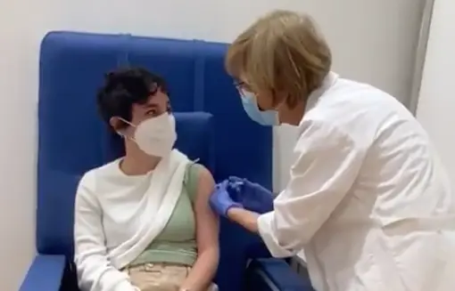  Irene recibe la vacuna, en Twitter: @fneth_org 