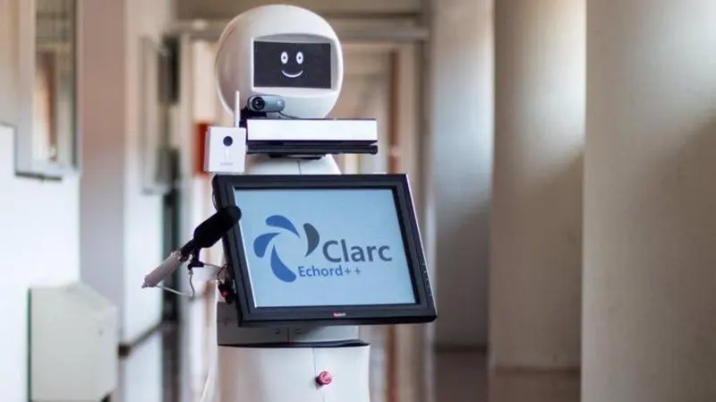  El robot, dise&ntilde;ado en la UMA, que permite a personas aisladas por la COVID-19 en residencias u hospitales hablar con sus seres queridos. UMA 
