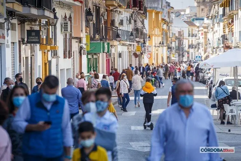  Multitud de personas en las calles, Domingo de Ramos. / Jos&eacute; Le&oacute;n. 