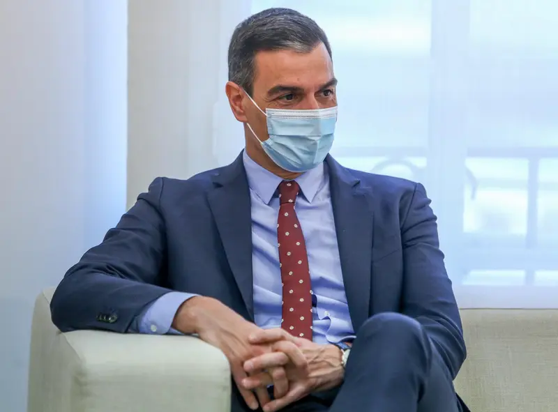  l presidente del Gobierno, Pedro S&aacute;nchez, ha apelado a la unidad para seguir haciendo frente al coronavirus y para lograr la recuperaci&oacute;n econ&oacute;mica.

"La pandemia nos ha vuelto a demostrar el valor de la unidad", ha escrito S&aacute;nchez en Twitter este domingo, primer d&iacute;a tras el fin del estado de alarma en Espa&ntilde;a.

En su mensaje con motivo de celebrarse en esta jornada, 9 de mayo, el D&iacute;a de Europa, el presidente del Gobierno destaca la "acci&oacute;n com&uacute;n" como elemento esencial frente al virus.

"Nuestra acci&oacute;n com&uacute;n ha sido clave frente al virus y lo ser&aacute; tambi&eacute;n ahora que iniciamos la recuperaci&oacute;n. Impulsemos juntos/as una Europa solidaria, verde, social, que proteja m&aacute;s que nunca a su ciudadan&iacute;a", resalta S&aacute;nchez. 