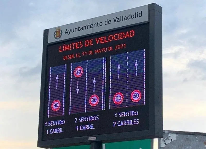  Panel informativo en la ciudad de Valladolid sobre las nuevas limitaciones de velocidad que entran en vigor a partir de este martes 11 de mayo. EP 