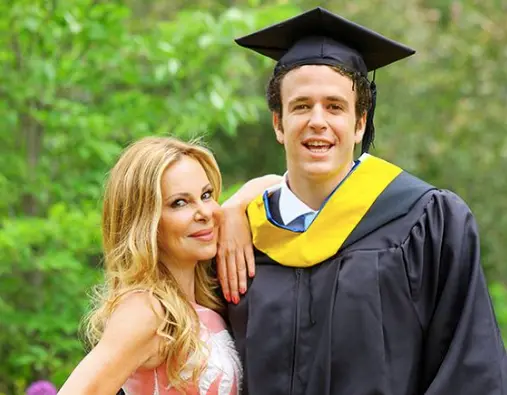  Ana Obreg&oacute;n junto a su hijo Aless en su Instagram: ana_obregon_oficial 