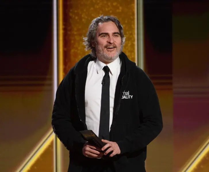  Joaquin Phoenix presentando la gala de Los Globos de Oro. Instagram goldenglobes 