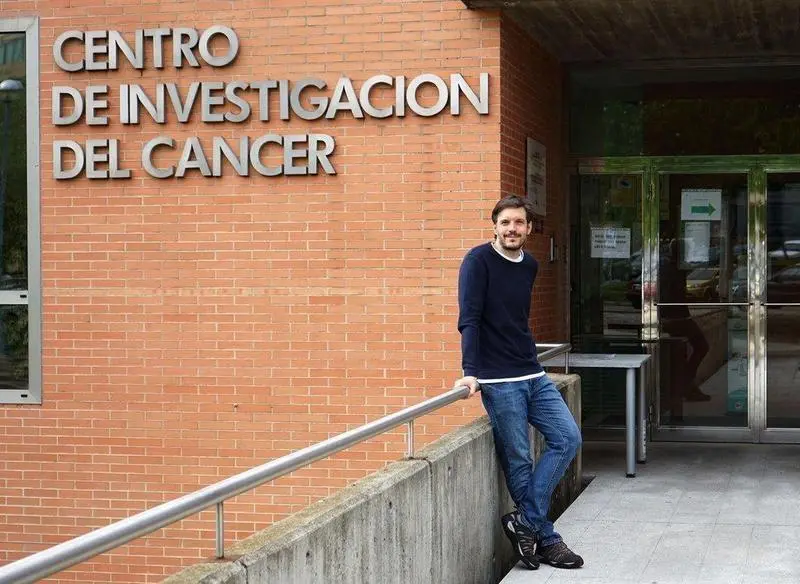  Archivo - El autor principal del estudio, Fernando Calvo Baltan&aacute;s, en las puertas del Centro de Investigaci&oacute;n del C&aacute;ncer en Salamanca. - USAL - Archivo 