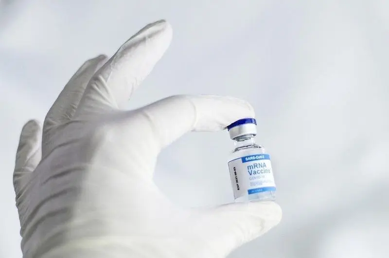  vaccine-6165772_1920 