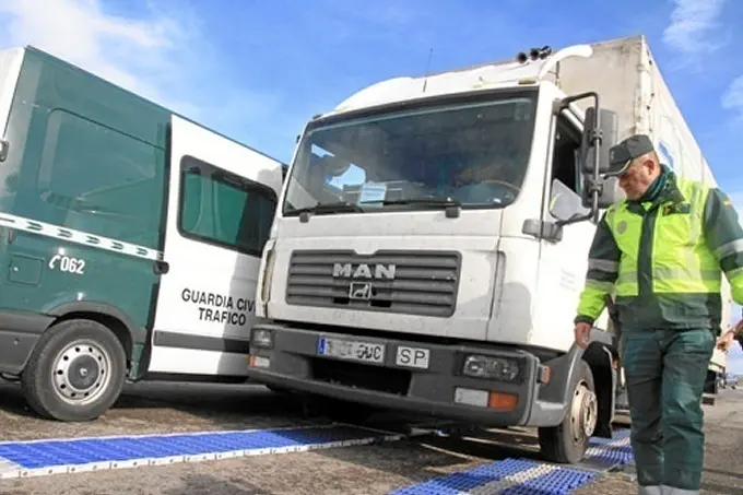  Campa&ntilde;a de la DGT para controlar camiones y furgonetas. / Foto: transportemundial.com 