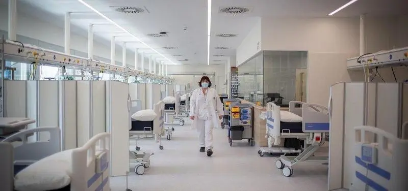  La ocupaci&oacute;n de camas en UCI disminuye ligeramente a 19,5% / EUROPA PRESS 