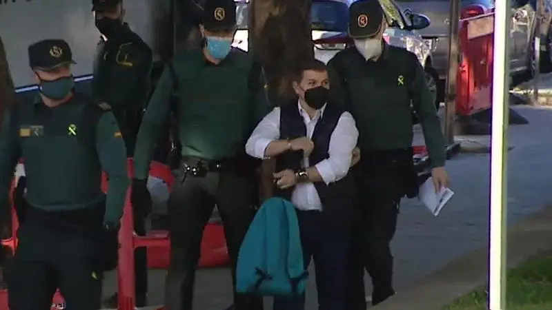  C&eacute;sar Rom&aacute;n, conocido como el 'rey del Cachopo', con la Guardia Civil. Twitter 