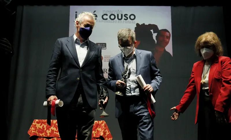  El periodista Lorenzo Mil&aacute;; el periodista de investigaci&oacute;n, Manuel Rico, y la presidenta del Club de Prensa de Ferrol, Julia D&iacute;az, durante la entrega del XVII Premio Couso de Libertad de Prensa. - Mero Barral - Europa Press 