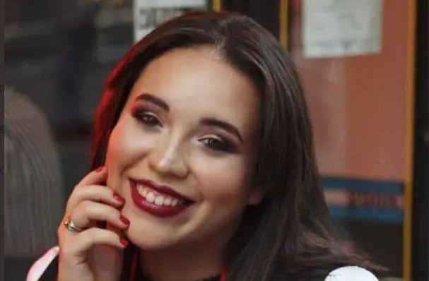  La joven periodista, en un tweet de @AgenciaAUNO 