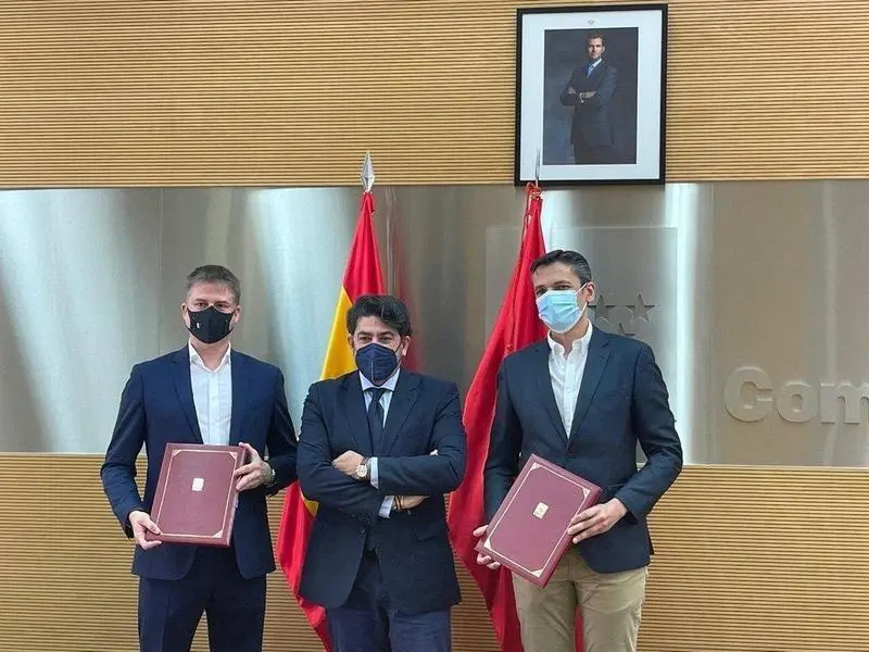  El consejero de Vivienda y Administraci&oacute;n Local en funciones, David P&eacute;rez y los directores de Regi&oacute;n Centro Norte y Regi&oacute;n Centro Sur, Francisco Javier Garc&iacute;a Corpa y Harry Pierre Hospitalier de Leroy Merlin, respectivamente, en la firma de un convenio. - COMUNIDAD DE MADRID 