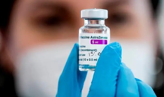  europapress-3594298-06-march-2021-italy-rome-health-worker-holds-vial-astrazenecas-covid19-vaccine-20594555-20210308121822_20624408_20210429215736 